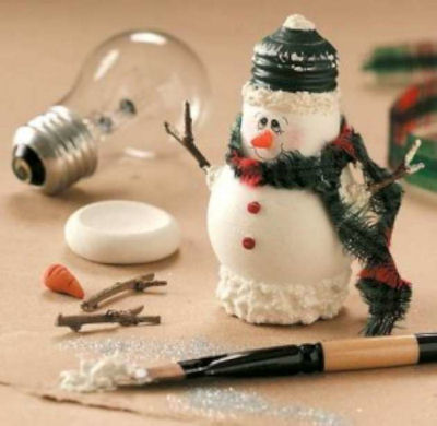 Lightbulb Snowman DIY craft project.
