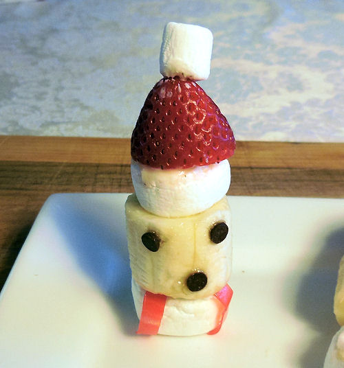 Finished product shot of this banana marshmallow Santa snack.