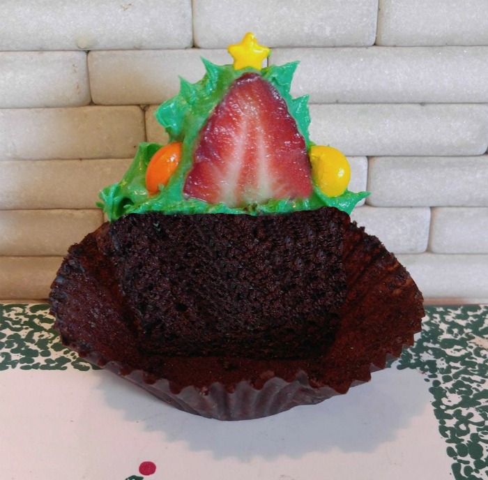 A surprise in the middle of the Christmas tree Cupcakes!