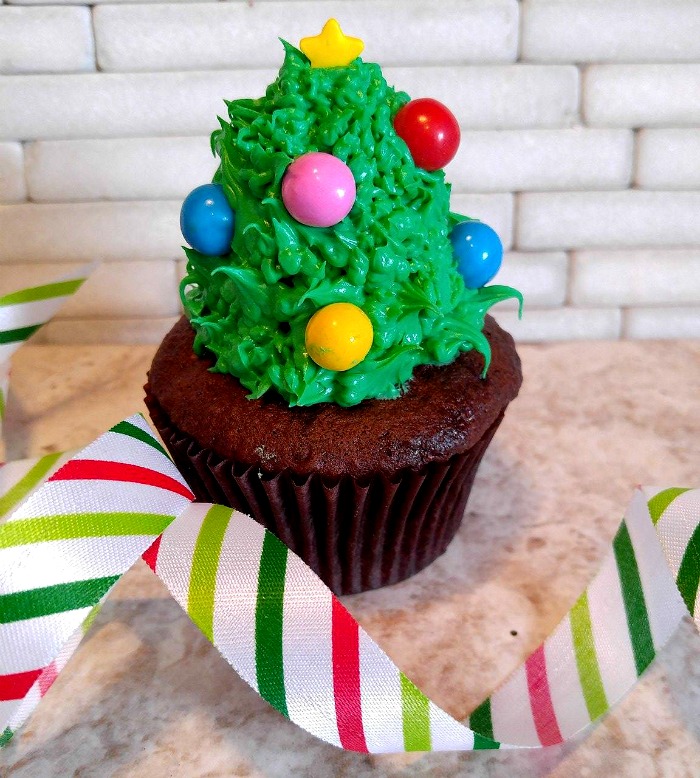 Use a grass tip to decorate the Christmas tree Cupcakes