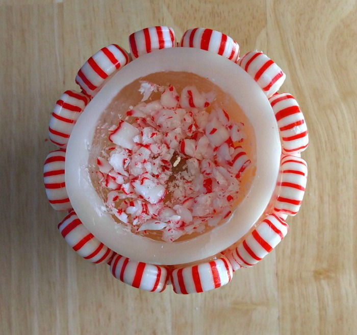 crushed peppermint in the top of a candle Add some crushed peppermint in the top area of the candle