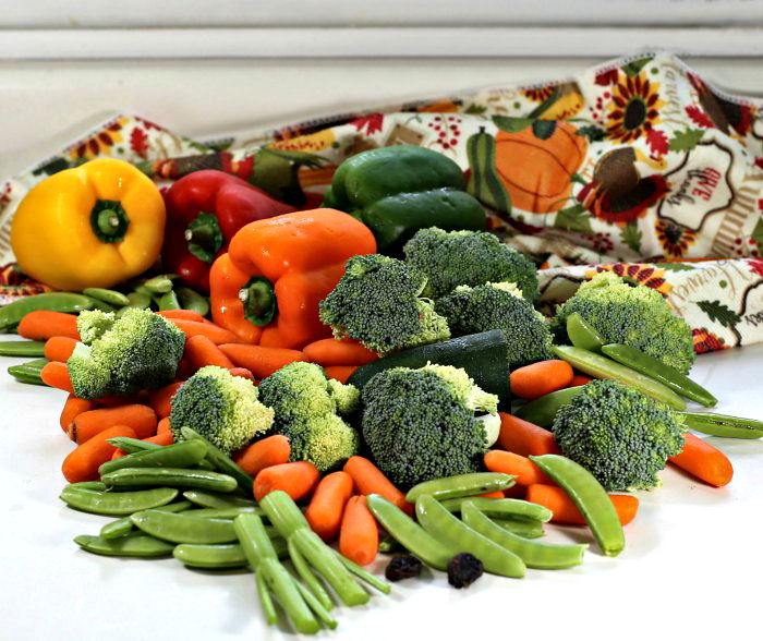 sweet peppers. broccoli, sugar snap peas, carrots, cucumbercelery,and raisins Vegetables for a turkey platter