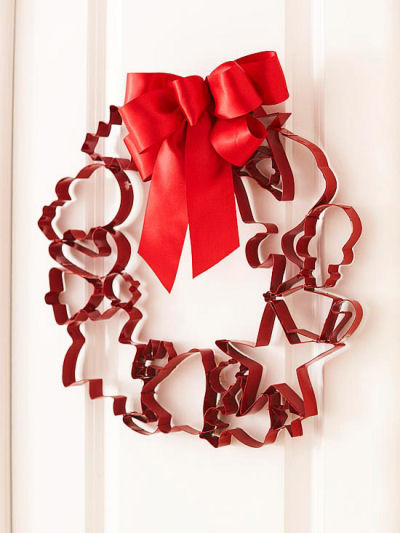 A cookie cutter wreath with a red bow.