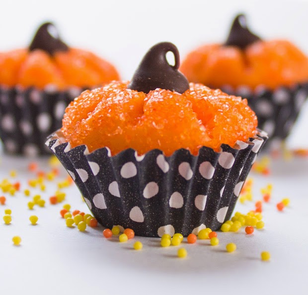 Pumpkin shaped chocolate truffles from mollymel.blogspot.com