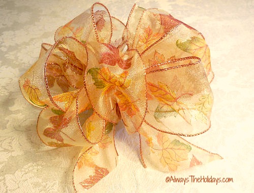 Floral bows are super easy to make and can be used in so many decorating projects. alwaystheholidays.com 