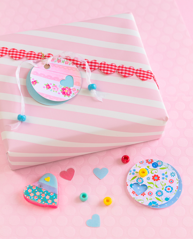 This DIY Valentine's Day Gift card is simple to do and needs just a few tools and supplies. Today's featured project from my friend Regina at mollymel.blogspot.com