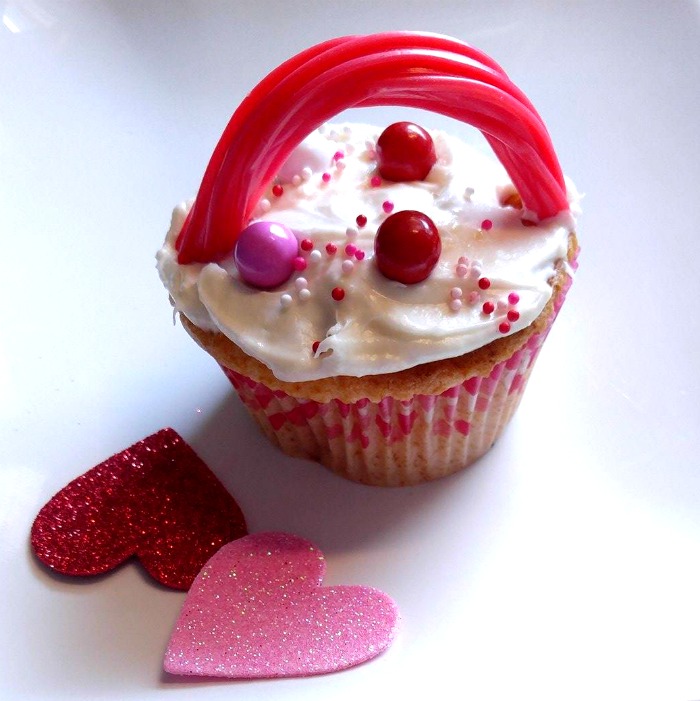Basket valentine cupcake decoration