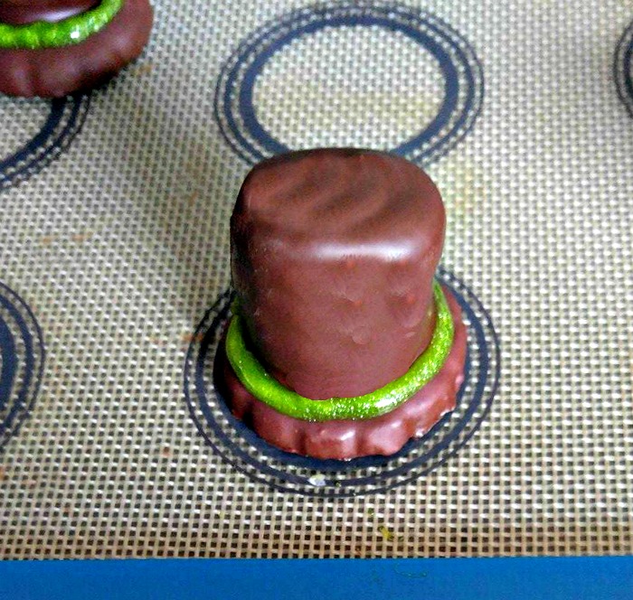 Leprechaun hat with brim Chocolate covered marshmallows and cookies made into leprechaun hats with a green gel band.