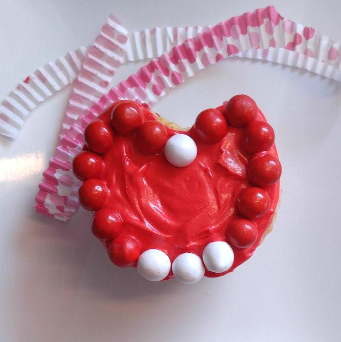 Make a heart edge with red and white sixlets
