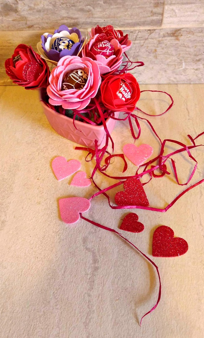 tootsie pop flowers in a dish Tootsie Pop Flower Valentines centerpiece