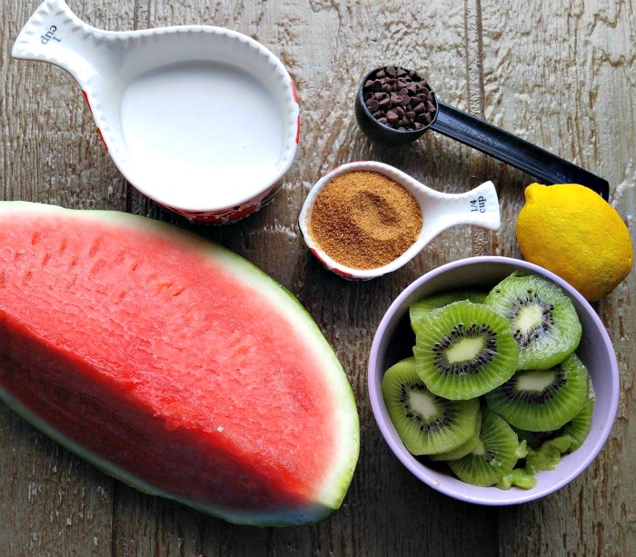 watermelon, kiwi fruit, sugar, lemon, milk, chocolate Ingredients for Watermelon kiwi pops