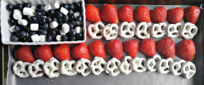 Layer the strawberries and yogurt pretzels for stripes Fresh fruit and yogurt pretzels used to make a fruit plate for the 4th of July.