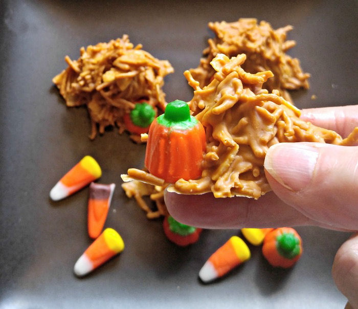 pumpkin haystack cookie These pumpkin haystack cookies are made with chow mien noodles and butterscotch. I love the addition of the candy pumpkins. #butterscotchhaystacks #pumpkincookies