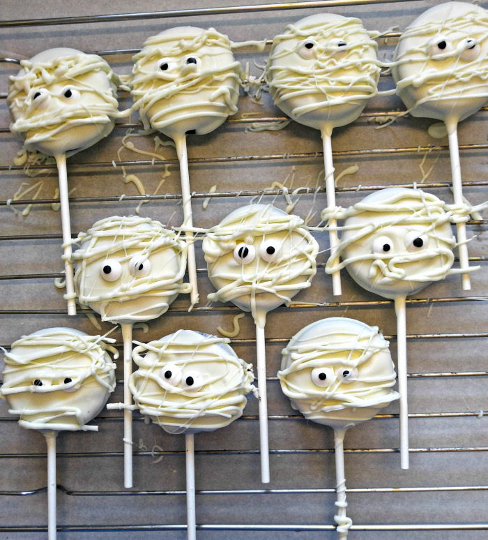 Finished Oreo mummy pops Finished Halloween cookie pops
