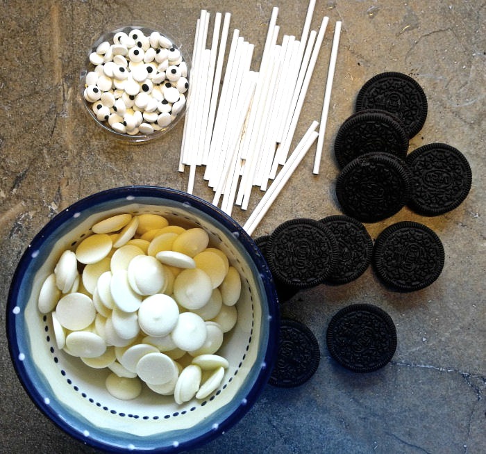 White chocolate melts, cake pop sticks, candy eyeballs and Oreo cookies Ingredients for Oreo mummy pops