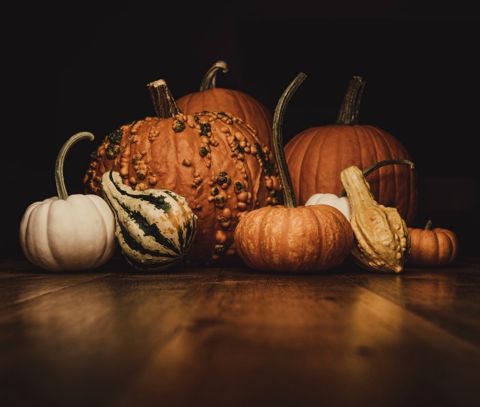 DIY fall decor idea - Pumpkins on a table