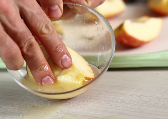 apples in lemon juice Dip apples in lemon juice