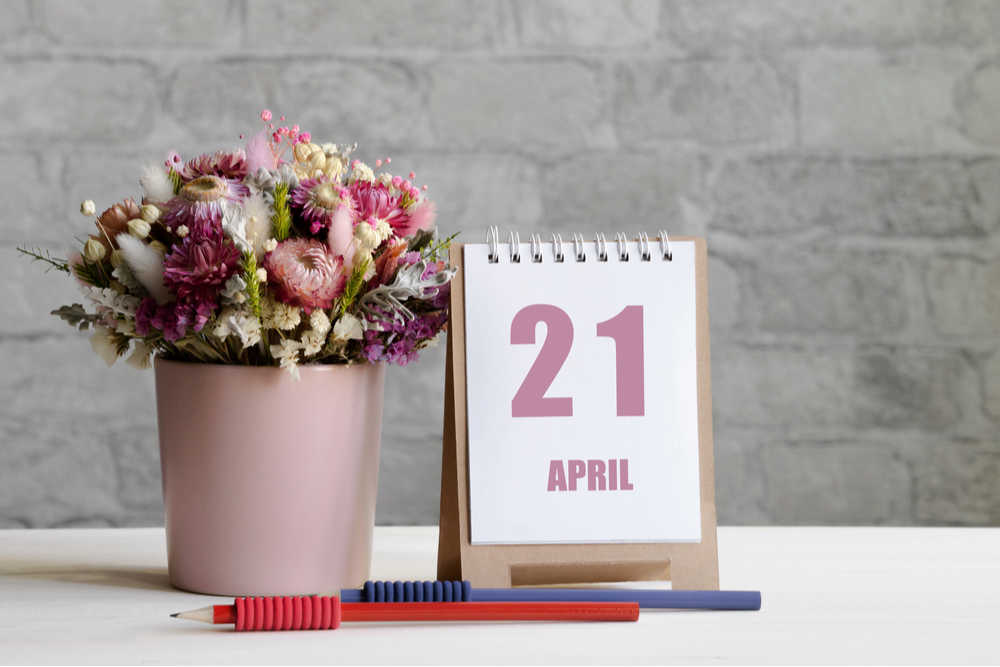 April 21 calendar. A vase of cut flowers next to a calendar that says April 21, to celebrate the April 21 national days.