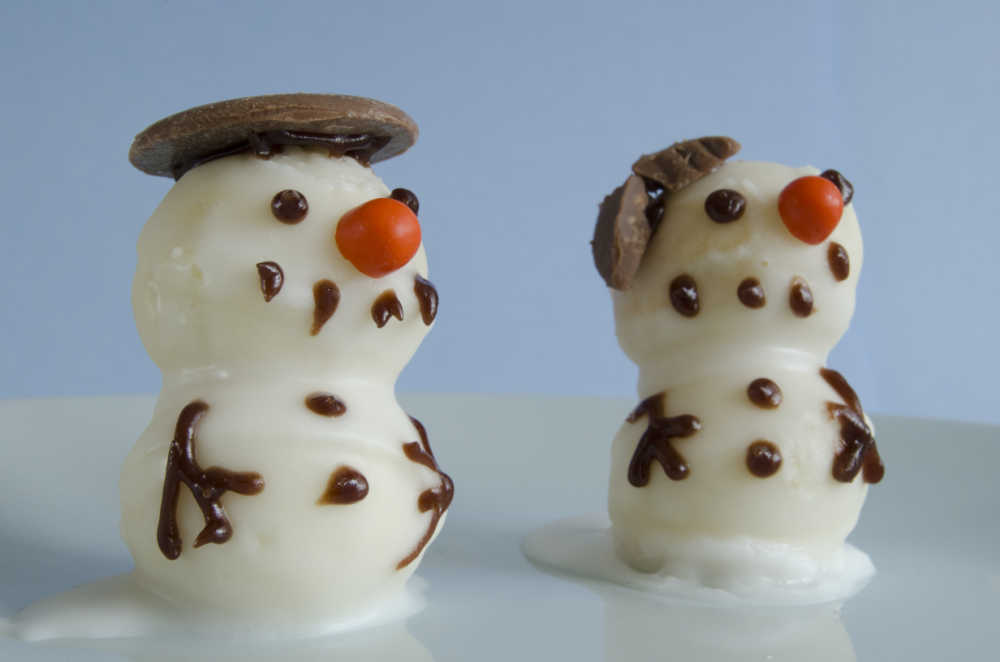 snowman cake pops with frosting decorations and mint cookie hat.