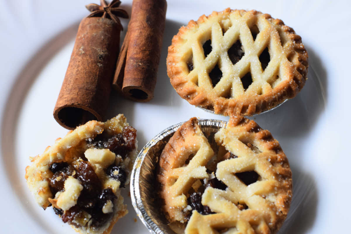 Mincemeat pies Mincemeat pies on a plate with cinnamon sticks.